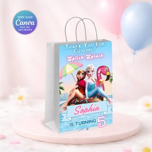 Pu&ograve; includere: Un sacchetto regalo in carta bianca con una grafica a tema estivo che mostra due personaggi animati su un salvagente a forma di ciambella, un fenicottero rosa e un ombrellone colorato. Il testo recita Thank You For Coming! Splish Splash, Sophia Is Turning 5.
