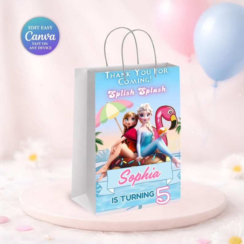 Pu&ograve; includere: Un sacchetto regalo in carta bianca con una grafica a tema estivo che mostra due personaggi animati su un salvagente a forma di ciambella, un fenicottero rosa e un ombrellone colorato. Il testo recita Thank You For Coming! Splish Splash, Sophia Is Turning 5.