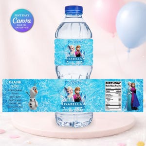 K&ouml;nnte beinhalten: Eine wei&szlig;e Keramik-Tasse mit schwarzem Henkel und dem Text "But First, Coffee" in fetter, schwarzer Schrift. Die Tasse steht vor einem neutralen Hintergrund, der ihr schlichtes Design hervorhebt.