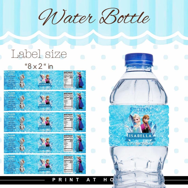 K&ouml;nnte beinhalten: Eine transparente Wasserflasche mit blauem Deckel und individuellem Etikett. Das Etikett zeigt den Text "FROZEN" und "ISABELLA 5TH BIRTHDAY" mit Bildern von Filmfiguren. Zus&auml;tzliche Etiketten, jeweils 20,3 x 5,1 cm.