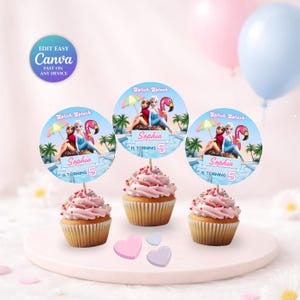 Könnte beinhalten: Drei Cupcakes mit runden Papieraufsteckern, die die Zeichentrickfiguren Anna und Elsa, einen rosa Flamingo-Schwimmring und Palmen zeigen. Der Text lautet Splish Splash, Sophia IS TURNING 5. Die Cupcakes haben ein hellrosa Frosting und Streusel.