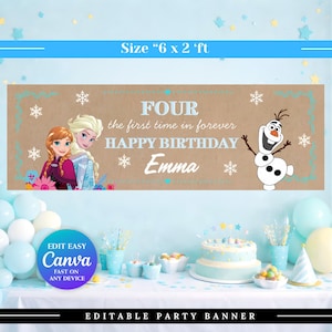K&ouml;nnte beinhalten: Ein personalisiertes Geburtstagsbanner mit dem Text "FOUR, the first time in forever, HAPPY BIRTHDAY Emma." Das Banner zeigt Illustrationen von Anna, Elsa und Olaf aus dem Film Frozen. Das Banner ist 1,83 Meter mal 0,61 Meter gro&szlig;.