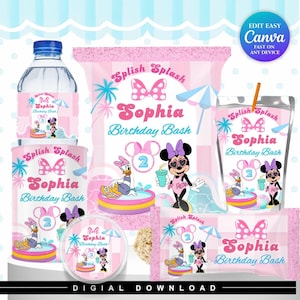 Può includere: Una collezione di articoli per feste rosa e bianchi a tema spiaggia, con Minnie Mouse e Daisy Duck. Il testo "Sophia Birthday Bash" è visualizzato su vari articoli, tra cui una bottiglia d'acqua, un cartone di succo e un sacchetto di snack.