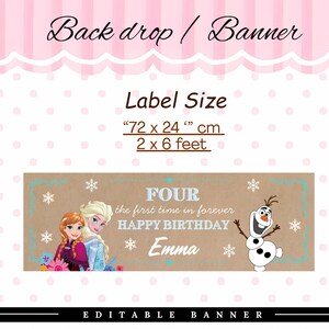 K&ouml;nnte beinhalten: Braunes Banner mit dem Text "FOUR the first time in forever HAPPY BIRTHDAY Emma". Das Banner ist 183 x 61 cm gro&szlig;. Der Hintergrund ist rosa mit wei&szlig;en Punkten. Mit Figuren aus einem beliebten Animationsfilm.
