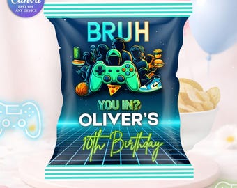 Può includere: Un sacchetto di patatine blu navy con una grafica di controller verde neon e la parola "BRUH". La borsa ha anche il testo "YOU IN? OLIVER'S 10th Birthday". La borsa è decorata con un motivo a griglia e immagini di cibo e basket.