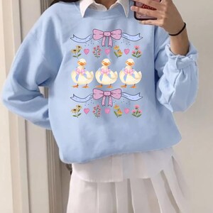 Goose Coquette Floral Crewneck, regalo accogliente, moda primaverile, outfit pasquale, felpa carina, abbigliamento quotidiano, moda Coquette, Silly Goose