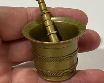 Mortero y maja mini de latón antiguo