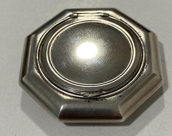 Estuche de polvera compacto vintage de plata esterlina con espejo y borla.