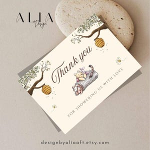 Adorable tarjeta de agradecimiento de Winnie the Pooh. Plantilla de Canva personalizable y fácil de usar para cualquier ocasión.