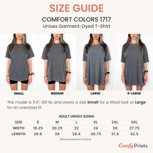K&ouml;nnte beinhalten: Eine Gr&ouml;&szlig;entabelle f&uuml;r das Comfort Colors 1717 Unisex-T-Shirt mit Kleidungsst&uuml;ckf&auml;rbung. Die Grafik zeigt vier Bilder desselben grauen T-Shirts in den Gr&ouml;&szlig;en Small, Medium, Large und X-Large sowie eine Tabelle mit Breiten und L&auml;ngen in Zoll.
