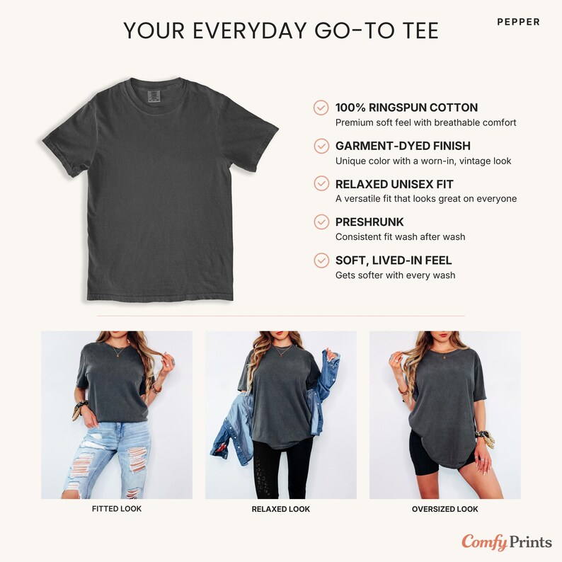 K&ouml;nnte beinhalten: Dunkelgraues Unisex-T-Shirt mit dem Text "YOUR EVERYDAY GO-TO TEE" und Produktdetails. Das Shirt wird in figurbetonten, lockeren und &uuml;bergro&szlig;en Stilen gezeigt. Merkmale sind 100 % Ringspun-Baumwolle, ein gef&auml;rbtes Finish und ein weiches Tragegef&uuml;hl.