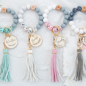 Pulsera de silicona personalizada con cuentas, llavero personalizado, llavero con monograma y cuentas, llavero con pulsera grabada, regalo para el Día de la Madre.
