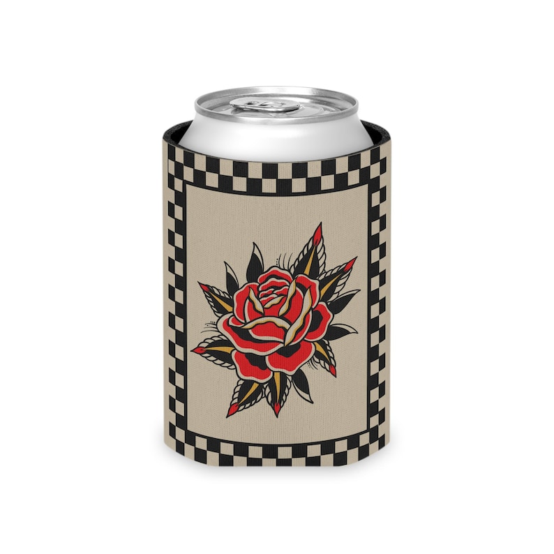 Funda para lata de cerveza con diseño de rosa a cuadros / Funda para lata con diseño de tatuaje flash Regalo para amantes de los tatuajes imagen 3