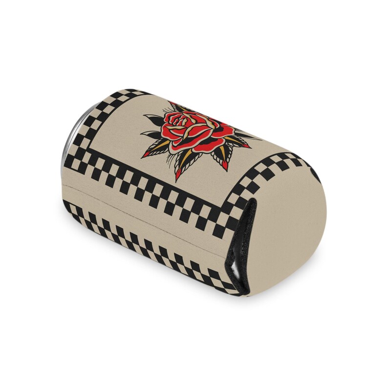 Funda para lata de cerveza con diseño de rosa a cuadros / Funda para lata con diseño de tatuaje flash Regalo para amantes de los tatuajes imagen 4