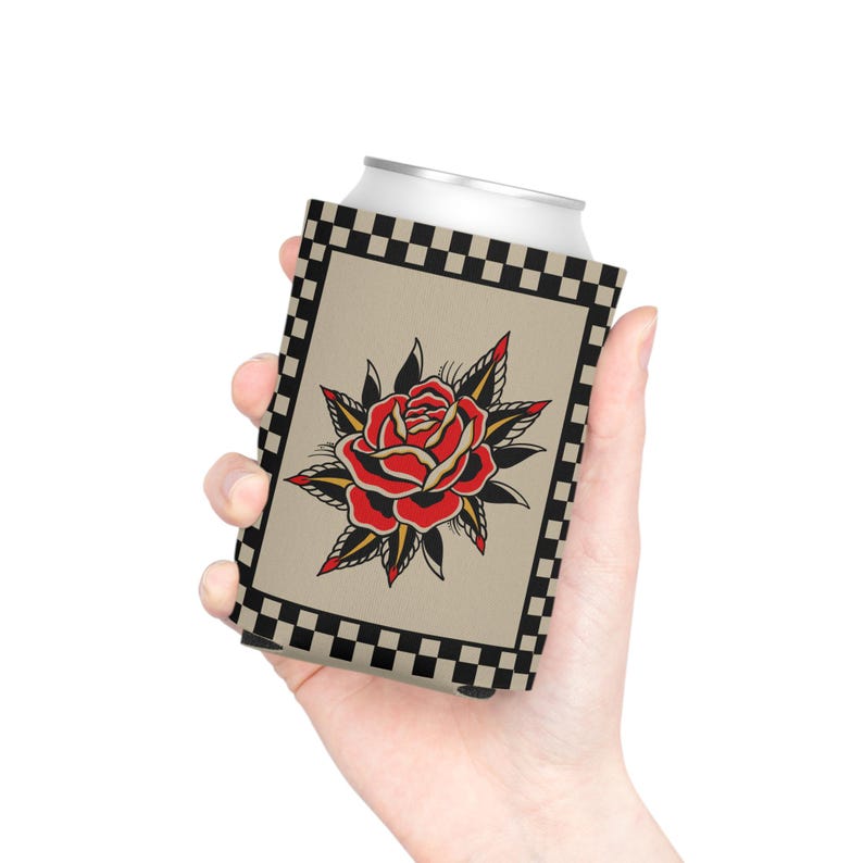 Funda para lata de cerveza con diseño de rosa a cuadros / Funda para lata con diseño de tatuaje flash Regalo para amantes de los tatuajes imagen 5