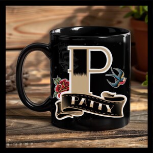Può includere: Tazza in ceramica nera con un design in stile tatuaggio che presenta una grande lettera "P", una rosa, una rondine e il nome "PATTY" su uno stendardo.