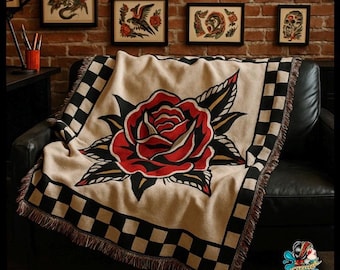 Manta con diseño de rosa tatuada, borde a cuadros, estilo vintage.
