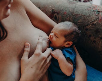 Fotografías de stock de piel con piel de recién nacidos