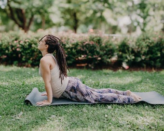 10 fotos de stock de yoga para embarazadas, dirigidas a doulas y profesionales del parto.