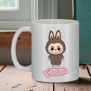 Taza de Labubu colorida | Taza con adorable criatura kawaii | Regalo original para amantes de las figuras | Varios colores disponibles