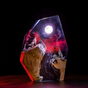 WOLVES in HUNTER&#39;S MOON night Epoxy Lamp Custom Epoxy Resin Lamp Resin Night Light Resin Wood Art Lamp Custom Night Light Halloween Gift