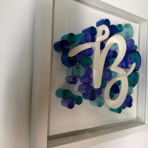 Letra B original y única de 1 pulgada escrita con la técnica de quilling en letra cursiva.