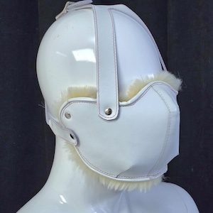 丈夫な白い羊皮製口輪 - 厚手の革と医療グレードの羊皮、ロック可能なバックル、通気性のあるデザイン