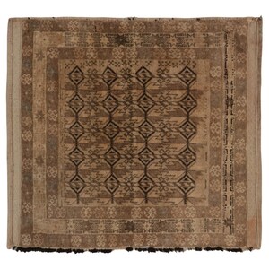 Rug & Kilimのベージュブラウンとブラックの幾何学模様のヴィンテージバルーチラグ