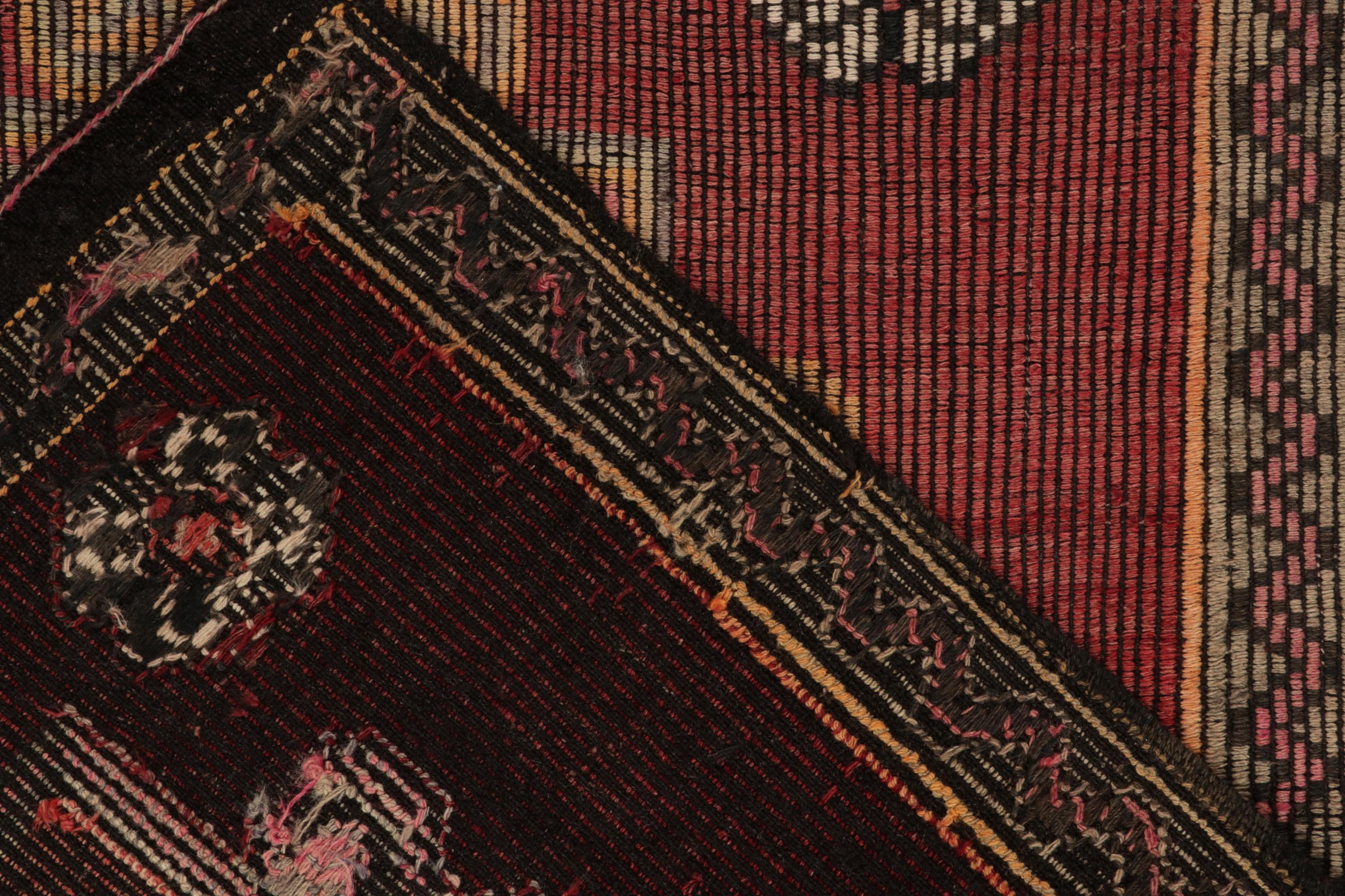 Rug & Kilimの赤と茶色のトライバル幾何学花柄ヴィンテージキリムラグ