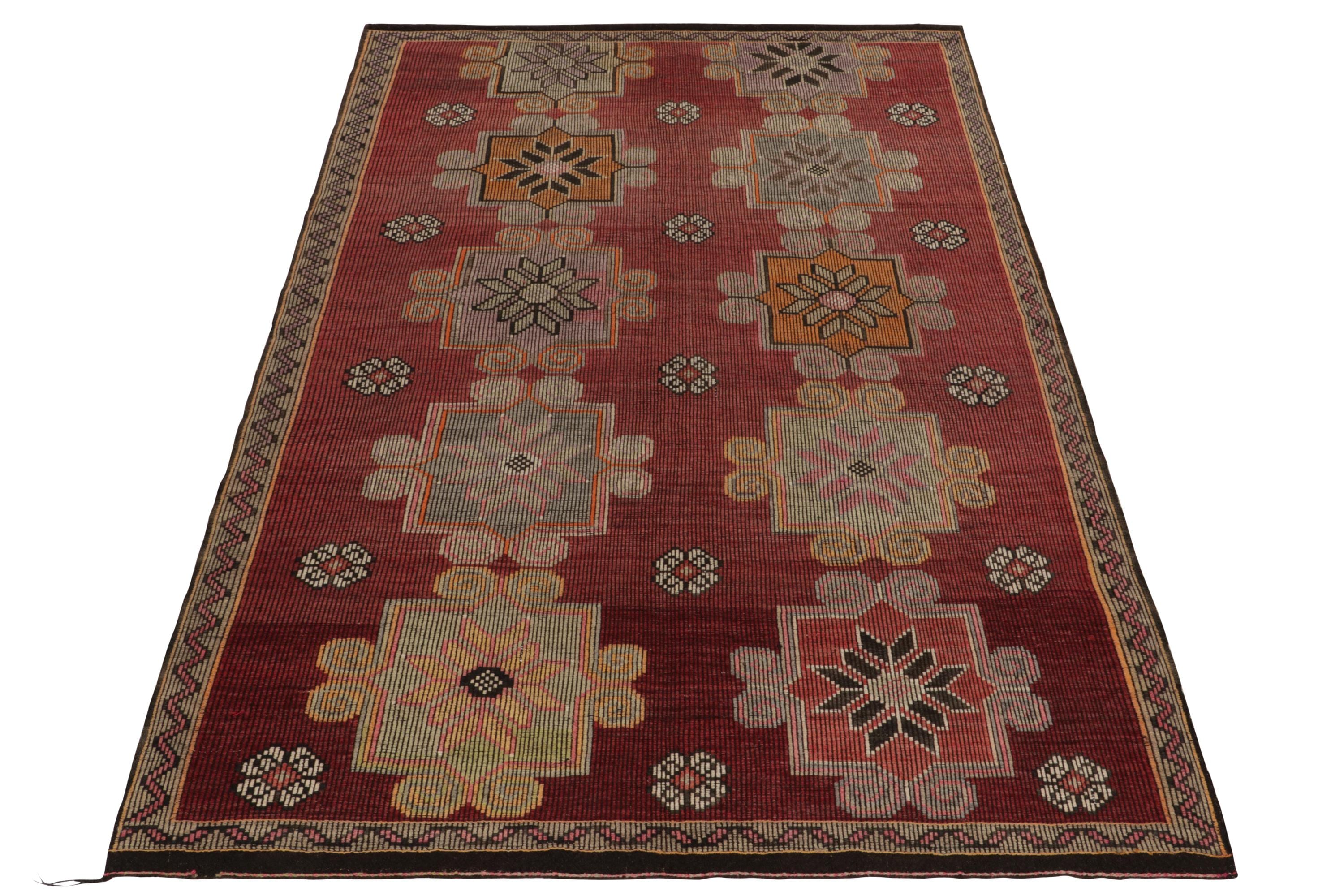 Rug & Kilimの赤と茶色のトライバル幾何学花柄ヴィンテージキリムラグ