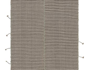 Der Akzent-Kelim von Rug & Kilim ist ein quadratischer Teppich in den strukturellen grauen, blauen und weißen Streifen