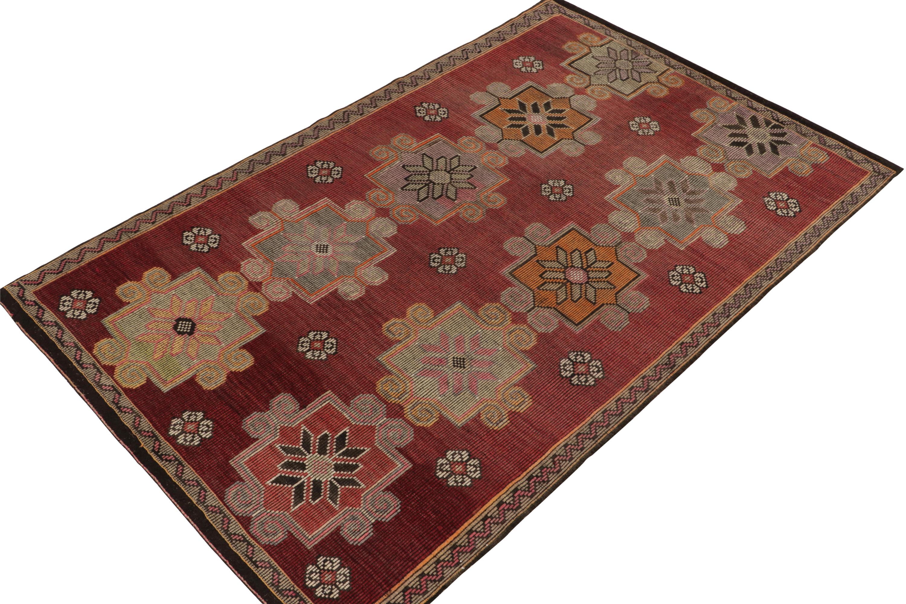 Rug & Kilimの赤と茶色のトライバル幾何学花柄ヴィンテージキリムラグ