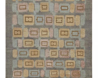 "Der ""hohe"" Teppich im skandinavischen Stil von Rug & Kilim in Grau mit geometrischen Mustern."