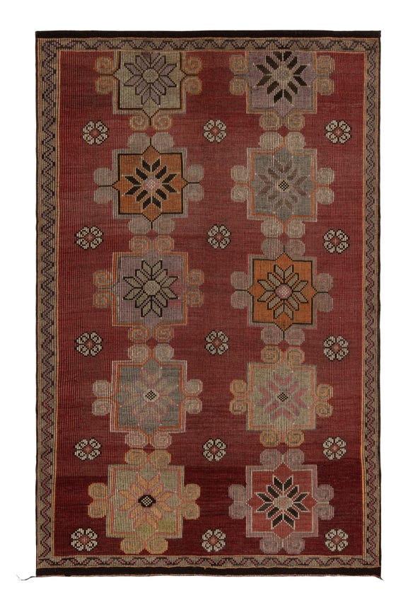 Rug & Kilimの赤と茶色のトライバル幾何学花柄ヴィンテージキリムラグ