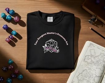 Dungeon Master T-shirt met de voornaamwoorden She/Her/Daddy | D20 Bloemenbanner Roleplay Cadeau | Tabletop