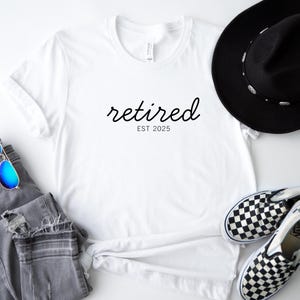 Benutzerdefinierte Est im Ruhestand Shirt, lustiges Ruhestand Shirt, Ruhestand Geschenk für Frauen, Ruhestand Geschenk für Mann, Jahr des Ruhestands, im Ruhestand 2025 Shirt