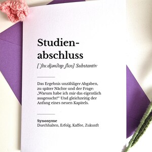Può includere: Una carta bianca con il testo tedesco "Studienabschluss" (laurea) e testo correlato, appoggiata su una busta viola. Fiori rosa all'uncinetto e steli verdi sullo sfondo.