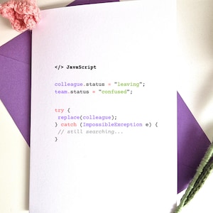 Può includere: Biglietto di auguri bianco con codice JavaScript che descrive l'addio di un collega e la confusione del team. Il biglietto è su una busta viola, con fiori rosa all'uncinetto.