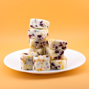 Cranberry-sinaasappelfudge, desserts, kerstmis, feestschotels, koekjes, eenvoudige dessertrecepten, cadeaus