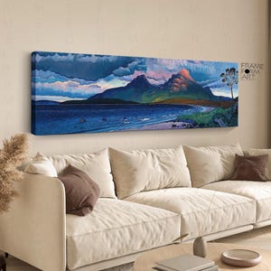 Könnte beinhalten: Ein panoramisches Landschaftsgemälde auf Leinwand mit einem dunkelblauen Meer, einem sandigen Ufer und grünen Bergen unter einem dramatischen Himmel mit rosa und blauen Wolken. Ein einzelner dünner Baum steht rechts. Der Text FRAME FORM ART ist sichtbar.