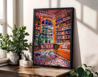 Könnte beinhalten: Ein gerahmter Kunstdruck zeigt ein farbenfrohes Bibliotheksinterieur mit Bücherregalen, einem Fenster und einem Sofa. Das Kunstwerk verwendet lebendige Farben wie Orange, Rot, Blau und Grün und schafft eine warme Atmosphäre. Der Druck wird auf einer Holzoberfläche präsentiert.