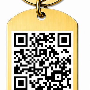 Könnte beinhalten: Ein goldfarbener Metall-Schlüsselanhänger mit einem rechteckigen Anhänger in Form einer Erkennungsmarke mit abgerundeten Ecken. Der Anhänger zeigt einen schwarz-weißen QR-Code, den Text "Scan Me!" über einer Linie und die URL "RtnIt2.me/12345".
