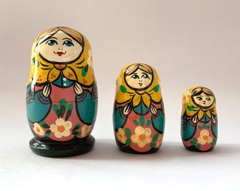 Vintage Russian Dolls Matryoshka Nesting Dolls Set of 3 Russian Wooden Stacking Doll Home Decor Idea