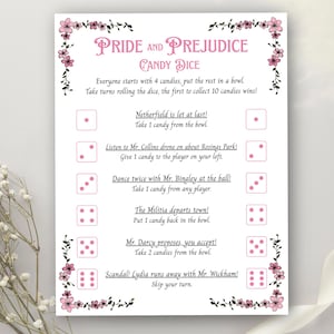 Puede incluir: Una tarjeta de juego blanca con el título "Pride and Prejudice Candy Dice" en rosa. La tarjeta presenta ilustraciones de dados e instrucciones para un juego temático de caramelos, con bordes florales.