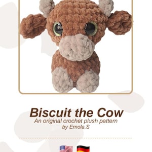 Pode incluir: Uma pelúcia de vaca em crochê nas cores marrom e bege com olhos grandes e escuros, chifres pequenos e orelhas. O texto abaixo diz: Biscuit the Cow, An original crochet plush pattern by Emola.S. A pelúcia possui uma textura macia.