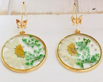 Pressed Daisy Flower Earrings, Pressed Flower Earrings with Butterflies, Dried flower Earrings, Boho Nature Earrings, Flower Jewelry, E102