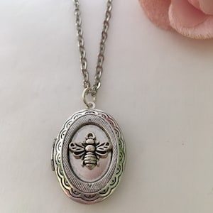 Silber Honig Biene Medaillon Halskette, Honig Biene Medaillon Schmuck, Silber Honigbiene Anhänger Oval Biene Medaillon, Biene Geschenk für Sie
