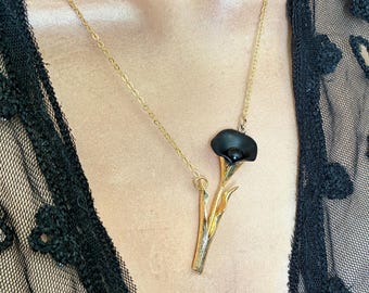 Black Calla Lily Necklace – Gothic Flower Pendant – Onyx Lily Jewelry – Dark Romantic Halloween Gift – Witchcore Jewelry