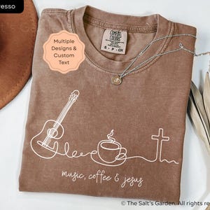 カスタムミュージックコーヒージーザスシャツ コンフォートカラー パーソナライズされたクリスチャンミニマリストラインアートTシャツ 教会聖歌隊グループ 礼拝音楽 ミニストリーギフト