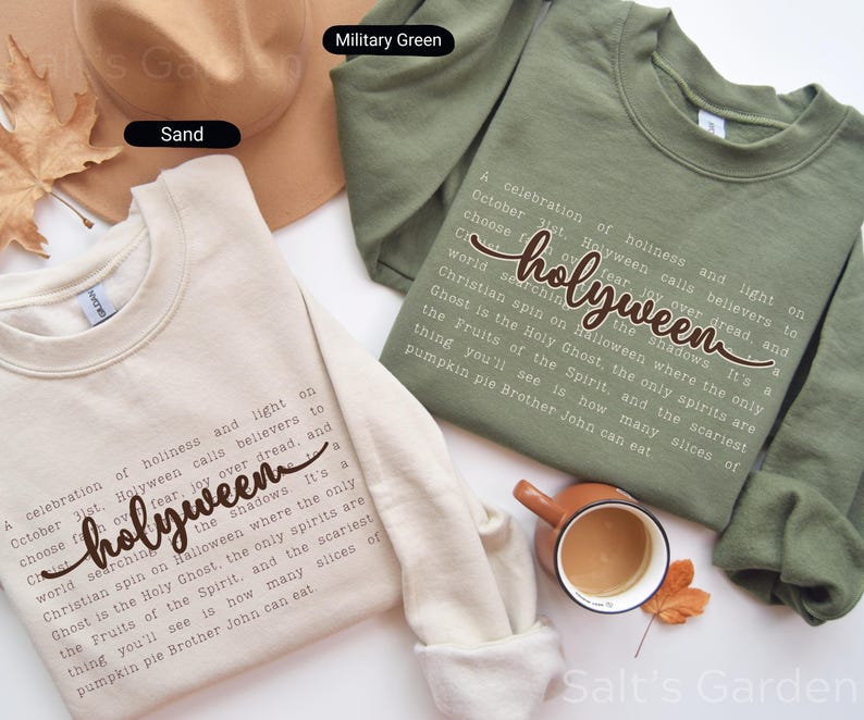 K&ouml;nnte beinhalten: Zwei Sweatshirts mit Rundhalsausschnitt, eines in Sand und eines in Milit&auml;rgr&uuml;n, werden gezeigt. Das sandfarbene Sweatshirt hat den Text "holyween" in einer Schreibschrift, darunter ein Gedicht. Das gr&uuml;ne Sweatshirt hat das gleiche Design. Ein brauner Hut und eine Tasse Kaffee sind ebenfalls im Bild.